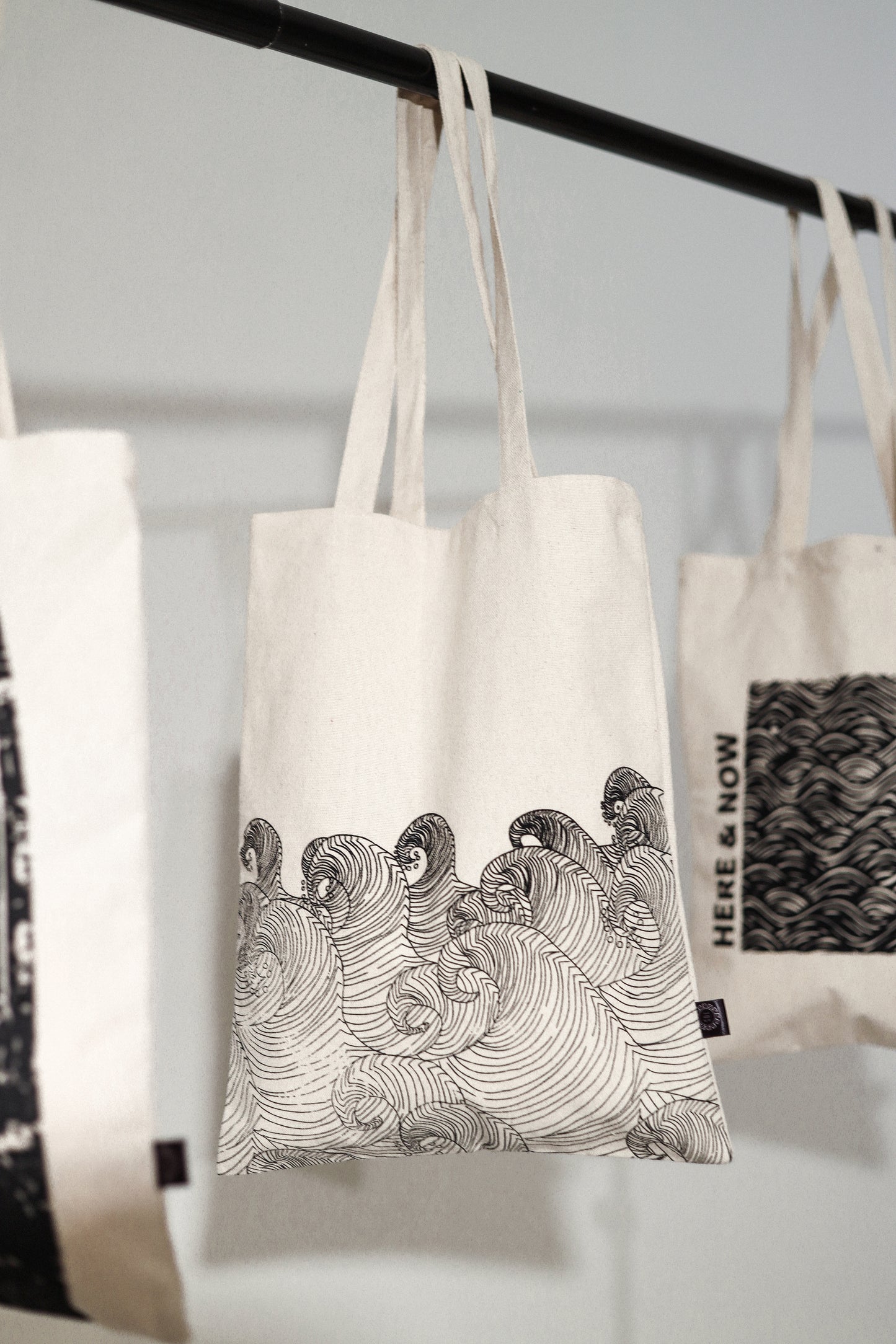 Flow tote bag